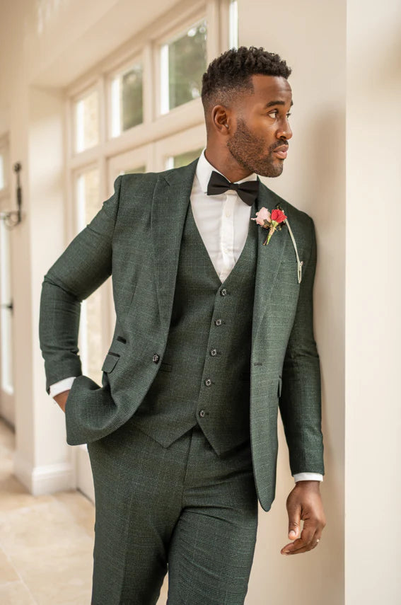 Welche Farbe ist 2025 beim Hochzeitsanzug beliebt?