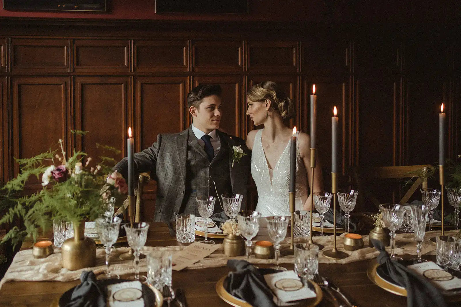 Gold- und schwarzes Tischtuch mit Blumenmuster, elegantes Design.