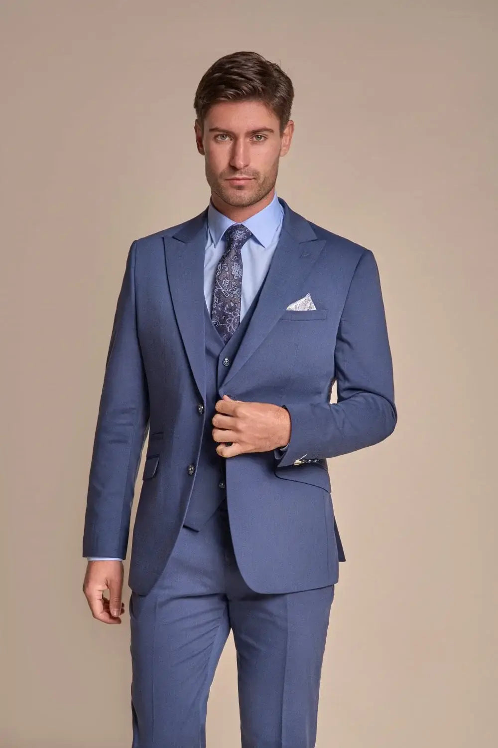 Inspiration mit blauen Hochzeitsanzügen: 7 Beispiele